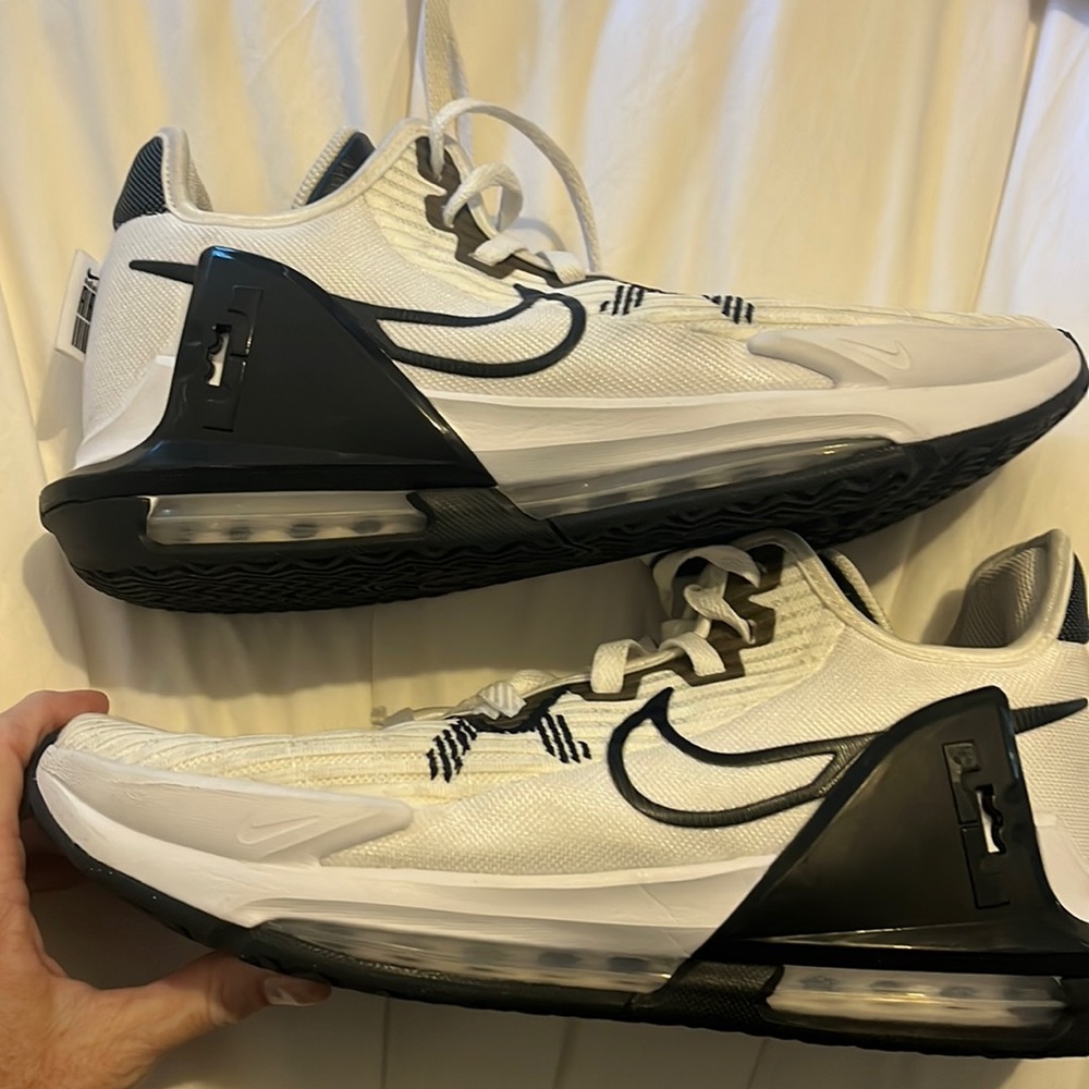 Nike Labron men’s basketball shoes